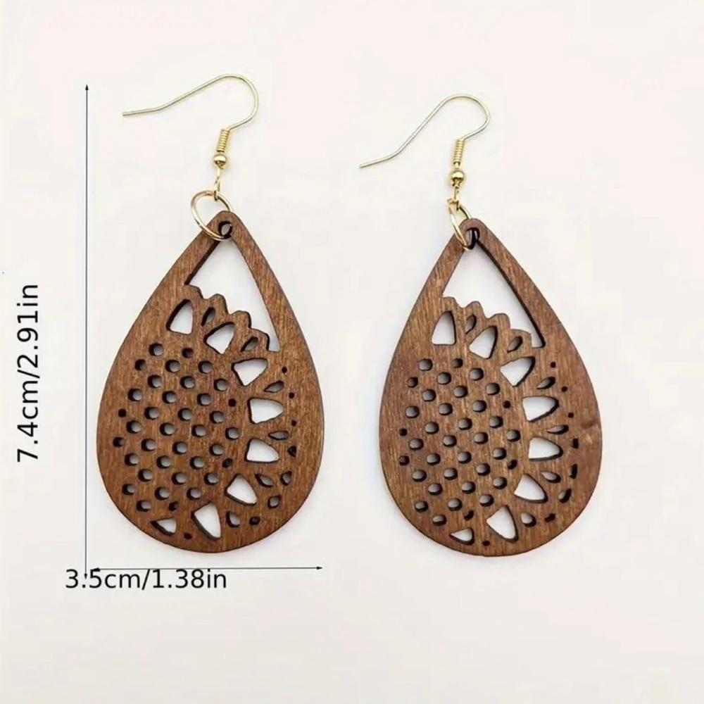 ⭐️ 5 for $25 Green Painted Wood Carved Earrings Gold Tone Hoops - Picture 5 of 5
